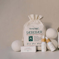 sortiment fra Care by Nature med sæbebær til naturlig og allergivenlig tøjsamt samt vaskedufte og effektiv naturlig pletfjerner