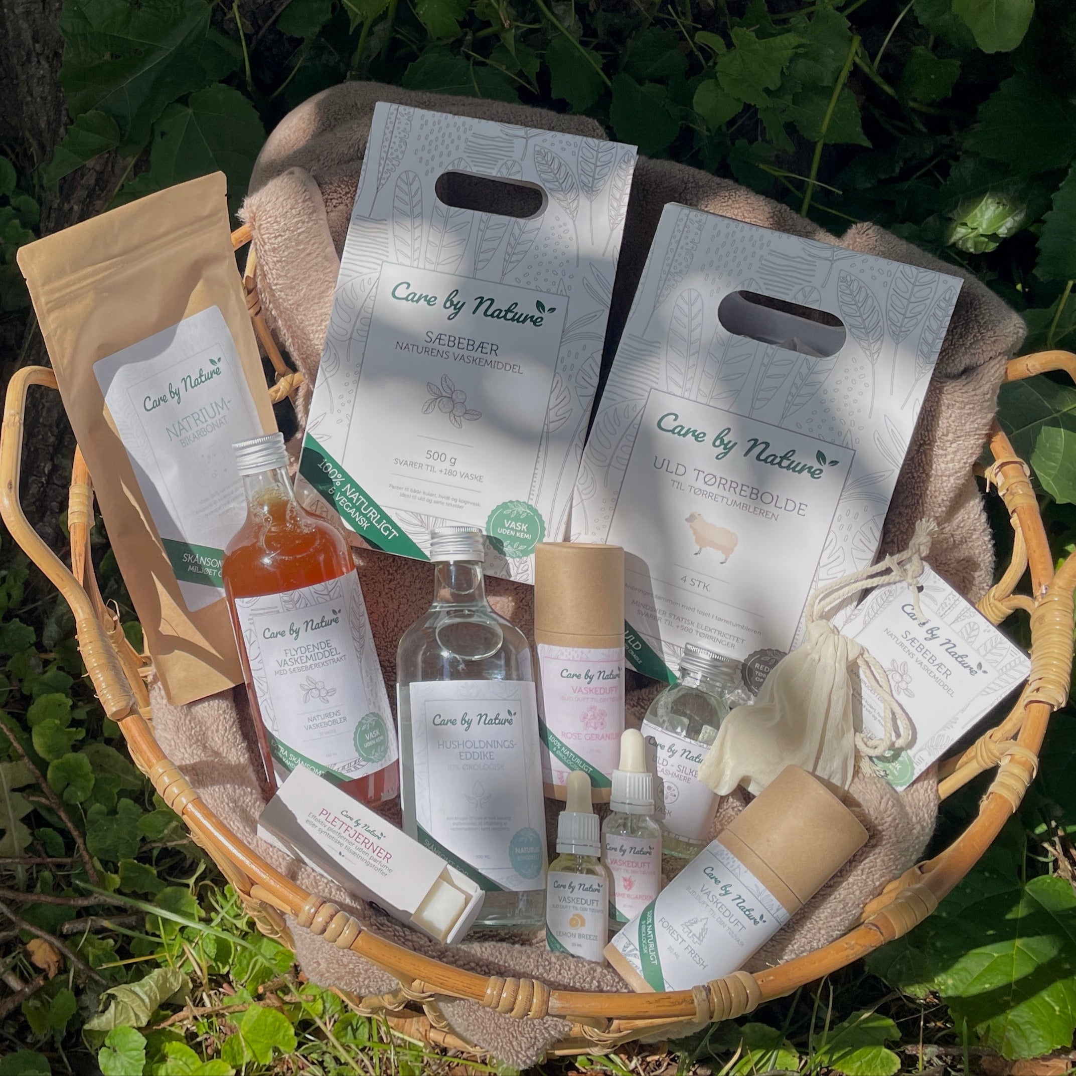kurv_med_care_by_nature_produkter_i_skovbund
