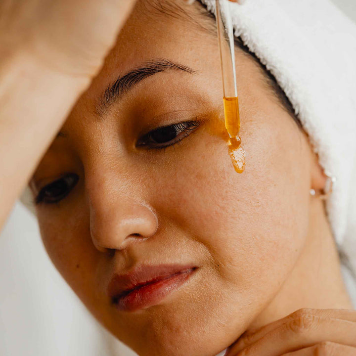 Hybenkerneolie i pipette der dryppes på ansigtet med pipette og kan bruges som ansigtsolie og kropsolie af rosehip oil også kendt som hyben kerne olie 