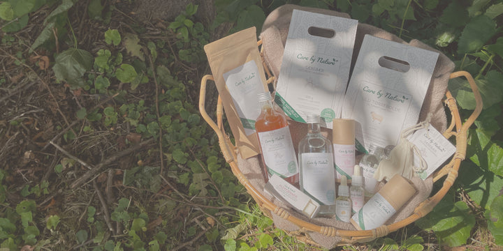 vaskekurv med care by nature produkter i skovbund